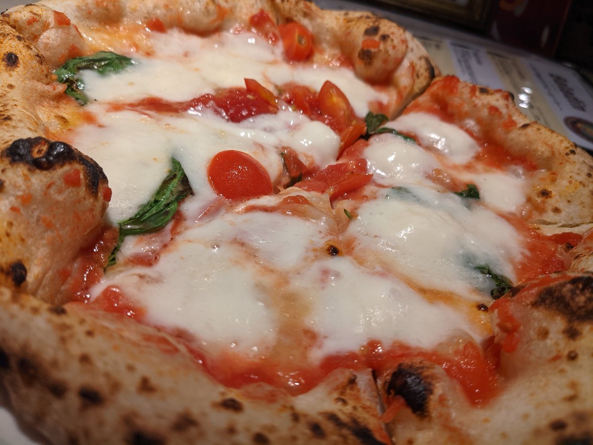 Wood-Fired Margherita Pizza in Koyama, Shinagawa