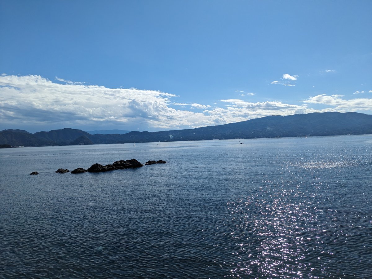 Midday at Zentayū, Numazu — Clear Skies Over Lake Ashi photo 2