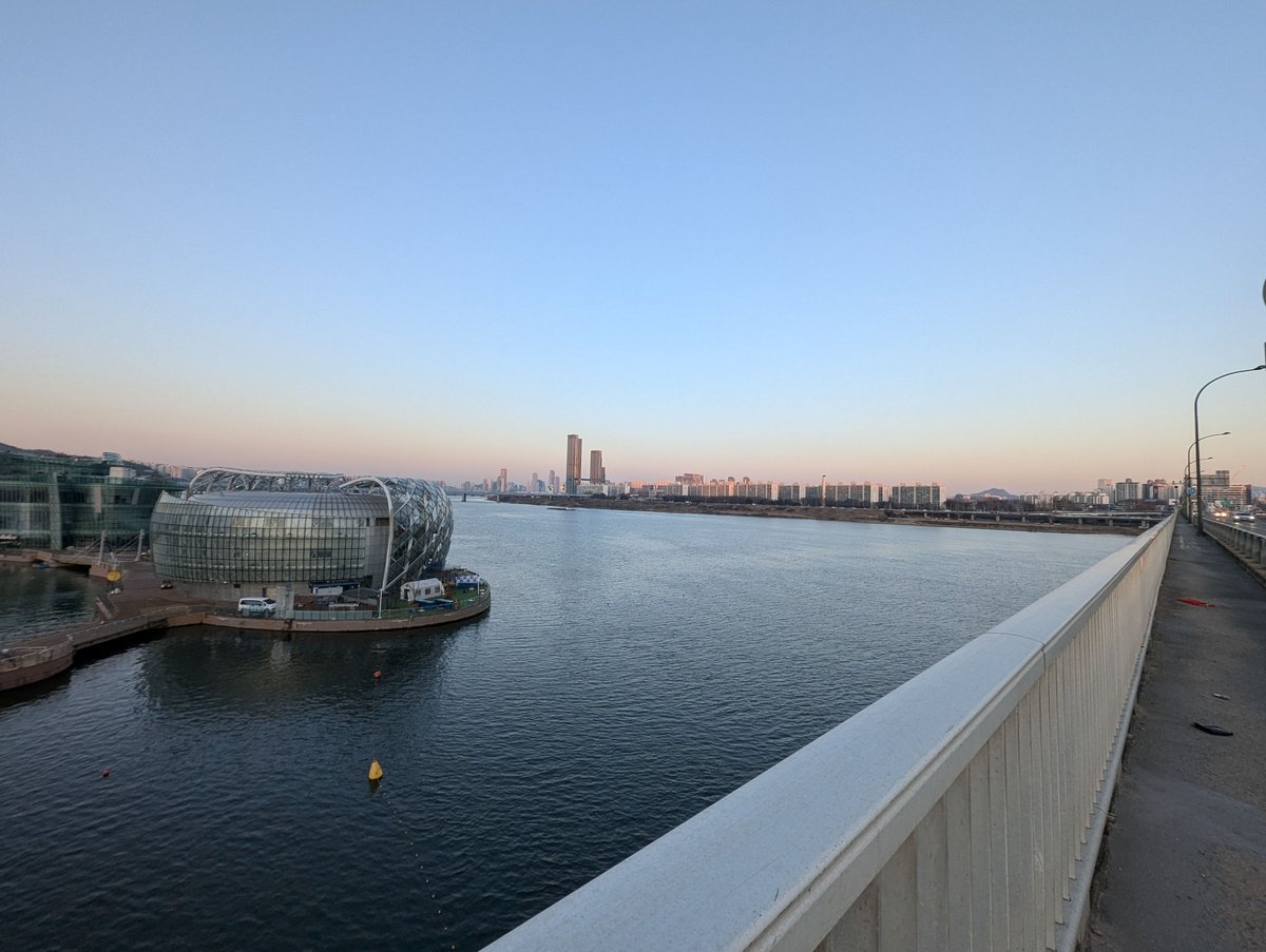 Seoul Skyline at Dusk, Banpo Bridge View