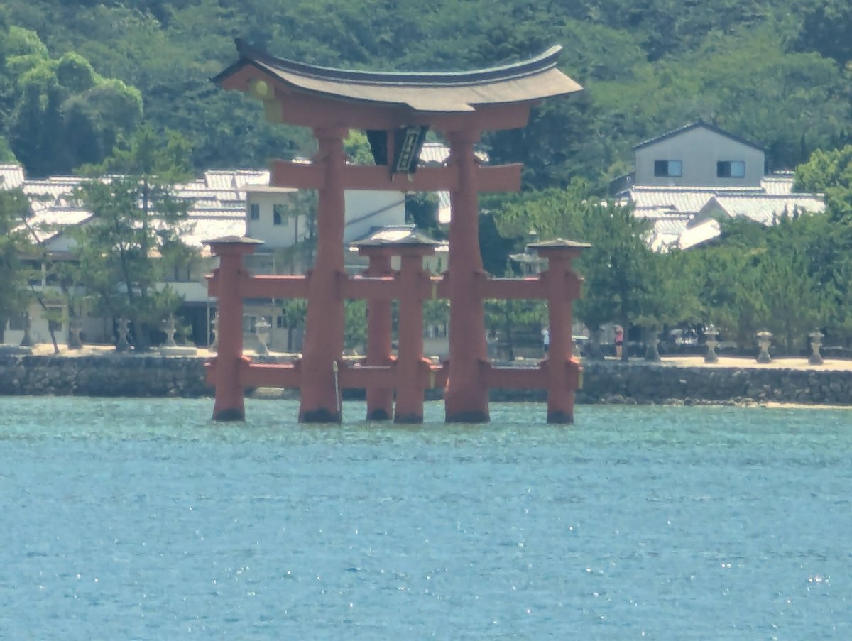 Itsukushima Shrine's Floating Torii Gate, Miyajima photo 2